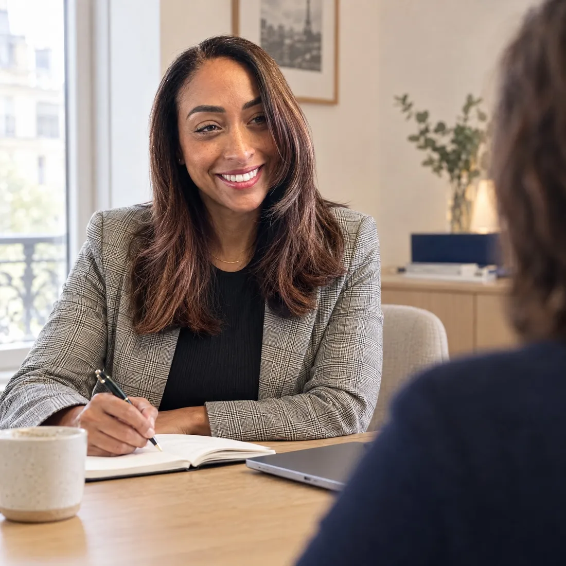 Asmahane en rendez-vous avec un client, carnet ouvert devant elle